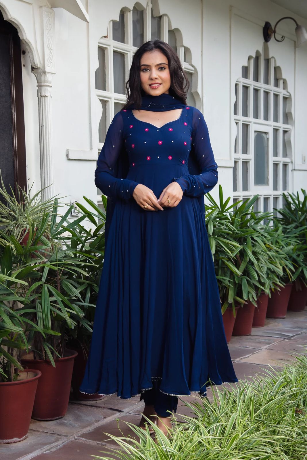 Produktbild von GoSriKi Damen Georgette Anarkali Solid Kurta Mit Hose & Dupatta