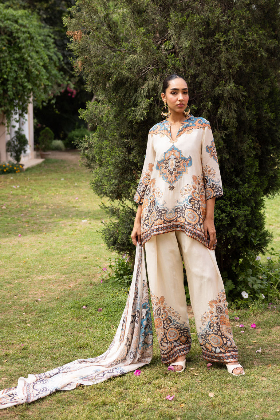 Ziva Mughal Print Farshi Set For Women.